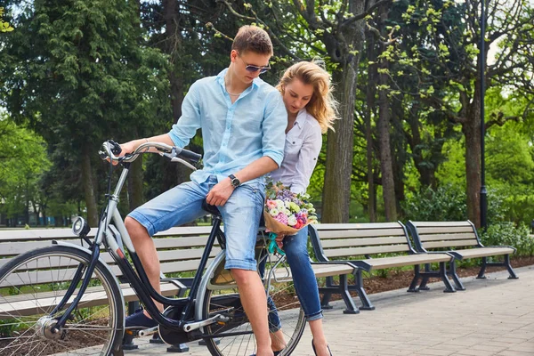 Romantische jong koppel rijden op een fiets — Stockfoto