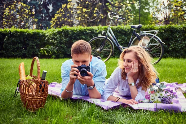 Bella coppia su picnic — Foto Stock