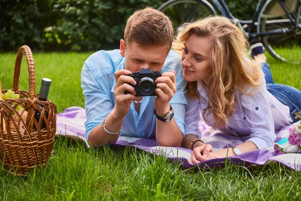 Bella coppia su picnic — Foto Stock