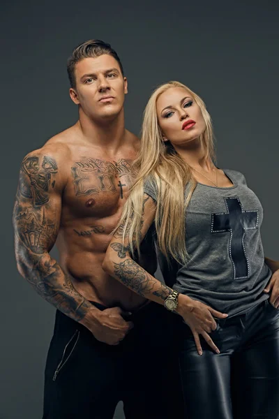 Tattooed man en sensuele blonde vrouw — Stockfoto