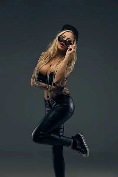 Сексуальна блондинка одягнена в чорний бюстгальтер — стокове фото