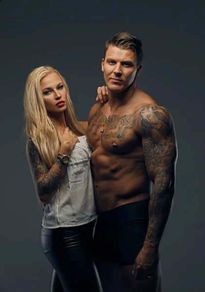 Tattooed man en sensuele blonde vrouw — Stockfoto