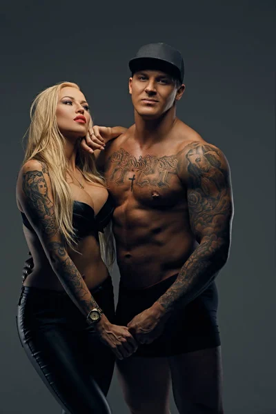 Tattooed man and sensual blonde woman — Stock Photo, Image