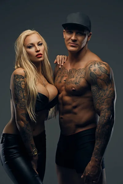 Tattooed man en sensuele blonde vrouw — Stockfoto