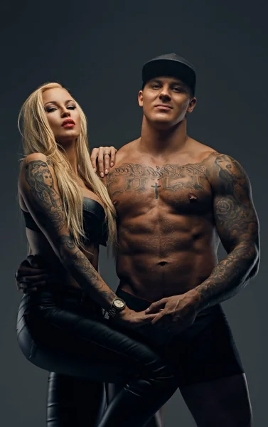 Tattooed man and sensual blonde woman — Stock Photo, Image