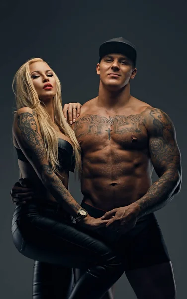 Tattooed man en sensuele blonde vrouw — Stockfoto