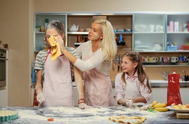 Bir kadın ve iki kızı hamur yapma