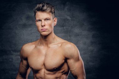 Gömleksiz sportif erkek 