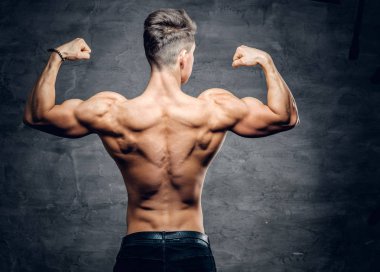 Atletik gömleksiz adam arka 