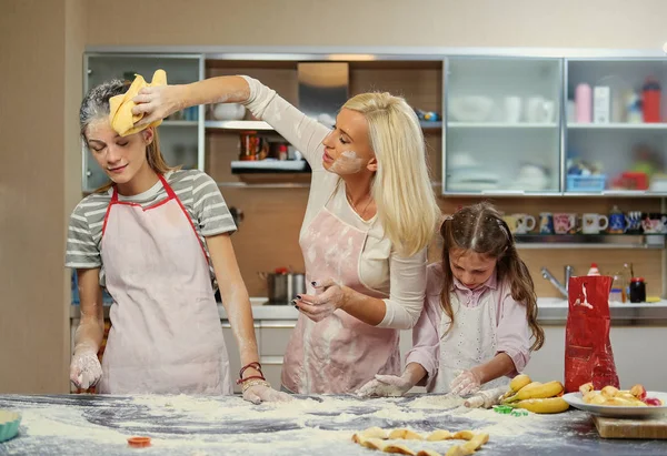 Eine Frau und zwei Töchter beim Teigmachen — Stockfoto