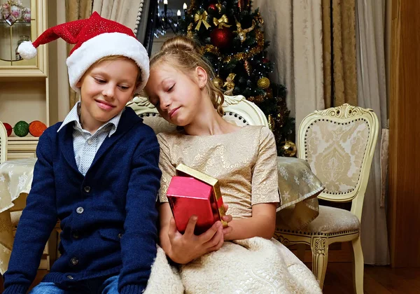 Мальчик и девочка удивлены подарочной коробкой — стоковое фото