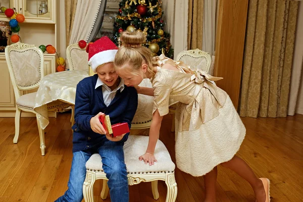 Junge und Mädchen mit Geschenkbox überrascht — Stockfoto