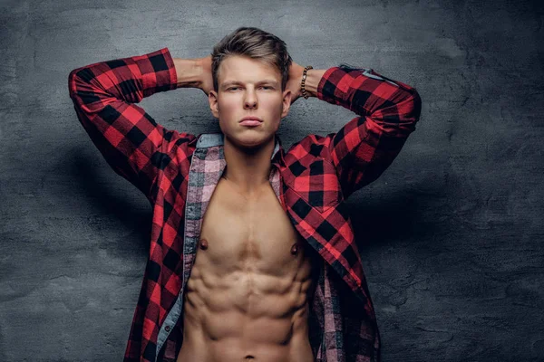 El hombre a la moda abdominal en la camisa roja . — Foto de Stock