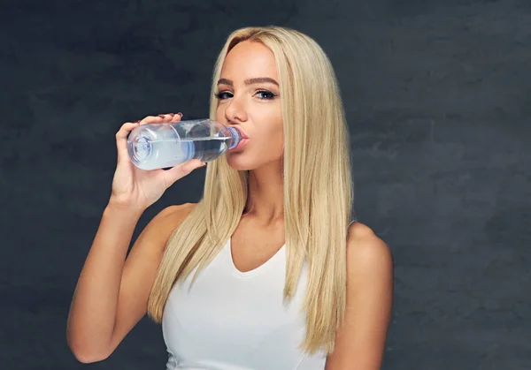 Sportowy blond kobieta napoje wody. — Zdjęcie stockowe