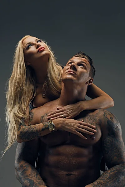 Tatuato uomo e sexy ragazza bionda — Foto Stock