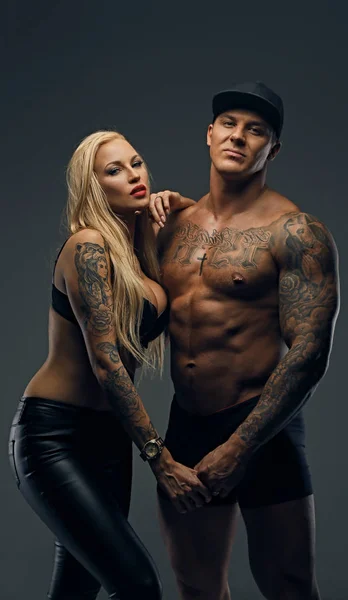 Tatuato uomo e sensuale donna bionda — Foto Stock