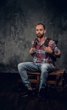 Sakallı backpacker bir stüdyoda poz