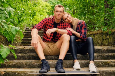 Çift rahatlatıcı longboard binmek sonra basamaklarda.