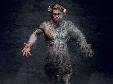 Atletik adam eski harap heykeli