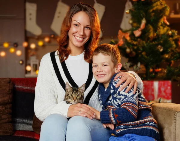 Eine liebevolle Mutter mit ihrem Jungen zur Weihnachtszeit — Stockfoto