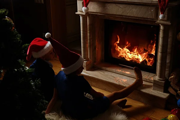 Zwei Kinder sitzen am Kamin — Stockfoto