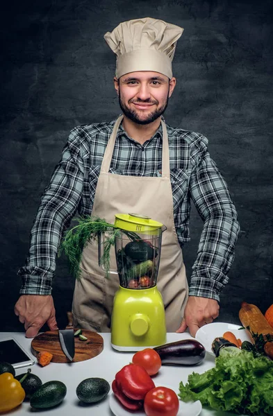 Chef avec légumes frais sur une table — Photo