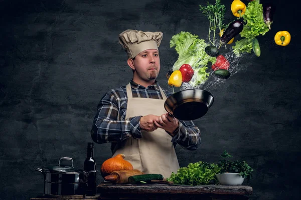 Chef con verduras volando en el aire . — Foto de Stock