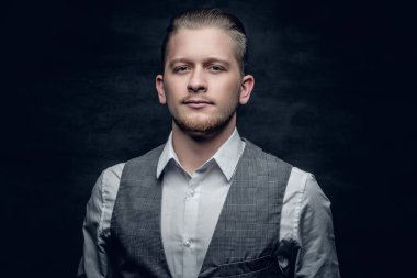 Beyaz gömlekli genç işadamı 