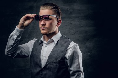 Güneş gözlüklü şık adam.
