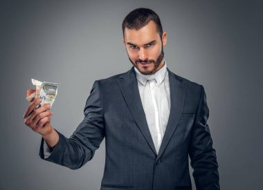 Takım elbiseli bir modaya uygun iş adamı 