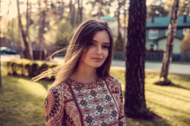 Sevimli uzun saçlı esmer kız 