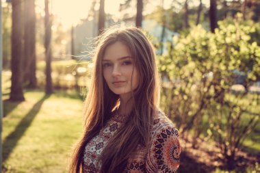 Sevimli uzun saçlı esmer kız 