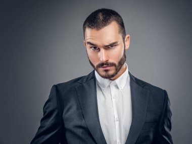 Takım elbiseli bir modaya uygun iş adamı 