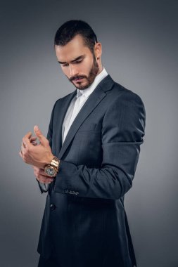 Takım elbiseli bir modaya uygun iş adamı 