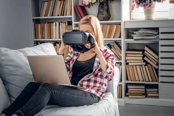 Feminino usando óculos de realidade virtual — Fotografia de Stock