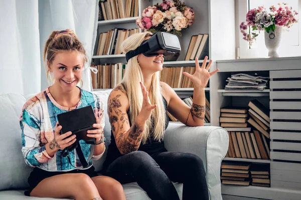 Meisjes met VR-bril — Stockfoto
