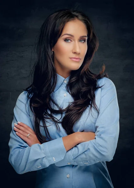 Brünette Frau im blauen Hemd — Stockfoto