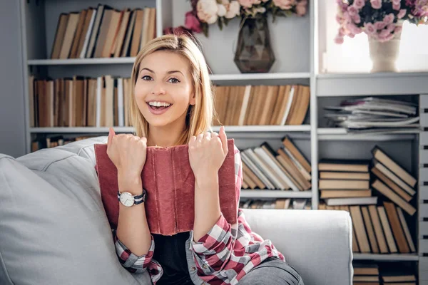 Chica sonriente sosteniendo un libro — Foto de Stock