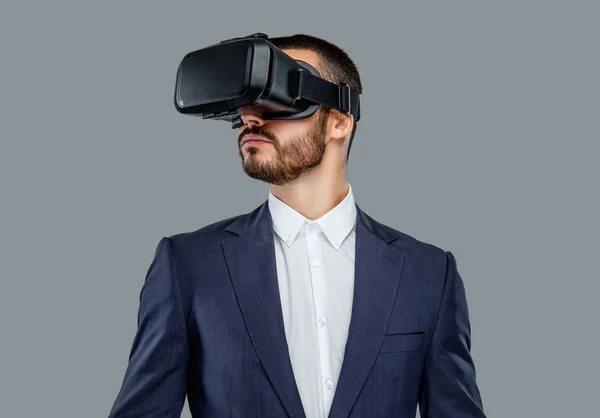 Muž v obleku s virtuální realitu brýlemi — Stock fotografie