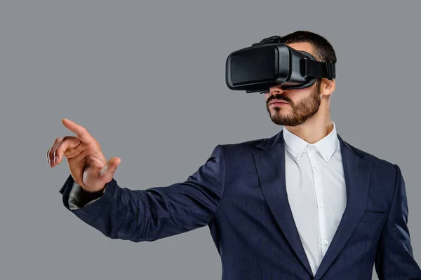 仮想現実の眼鏡とスーツの男性 — ストック写真