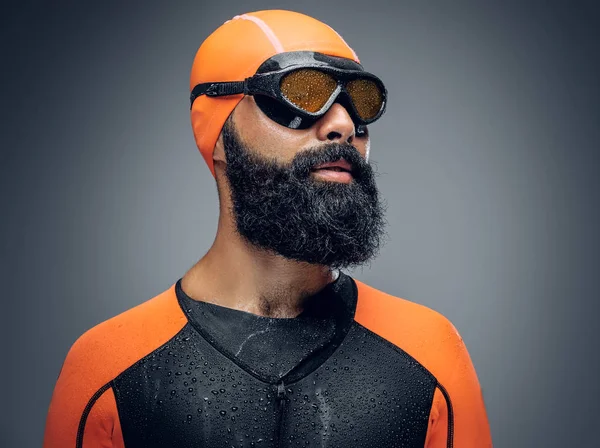 Hombre en traje de buceo neopren naranja — Foto de Stock