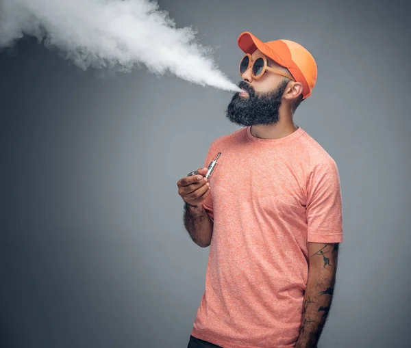 Szakállas férfi, a dohányzás elektronikus cigaretta — Stock Fotó