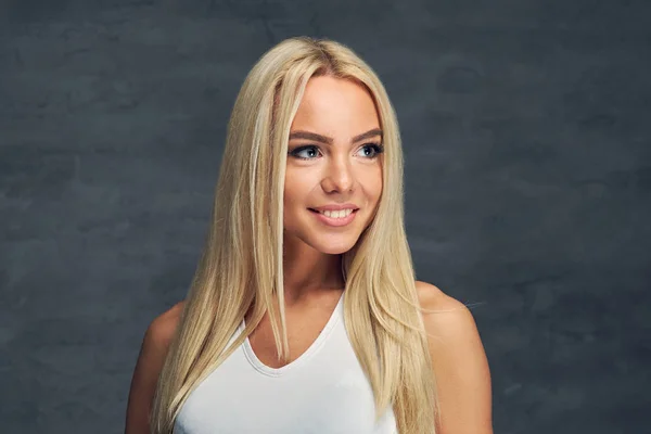 Deportiva chica rubia en camiseta blanca —  Fotos de Stock