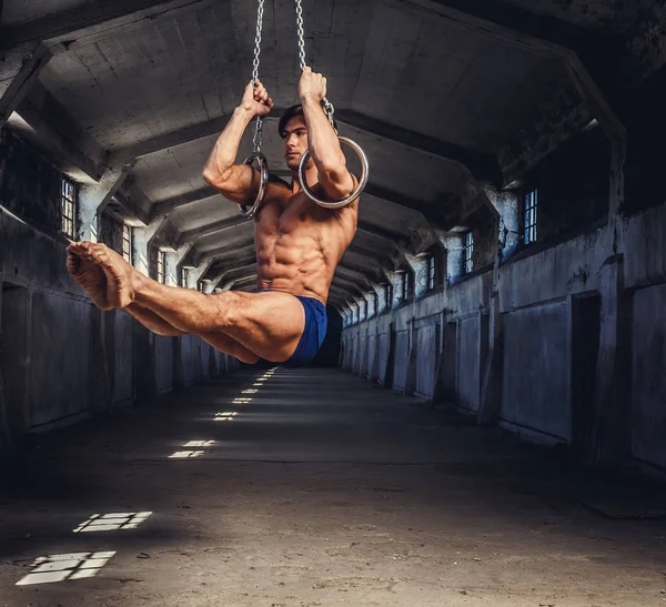Muskularny mężczyzna pozowanie z gimnastyczne — Zdjęcie stockowe