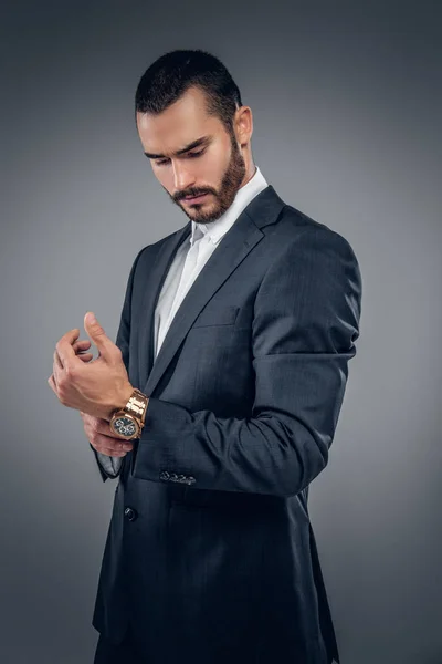 Um homem de negócios na moda em um terno — Fotografia de Stock