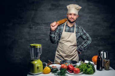 Şef bir tablo taze sebze ile.