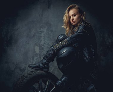 Sarışın kadın deri giysili