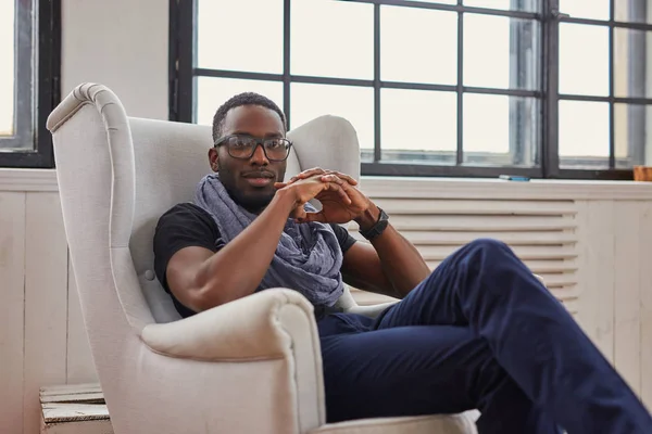 Negro africano americano hombre relajante —  Fotos de Stock