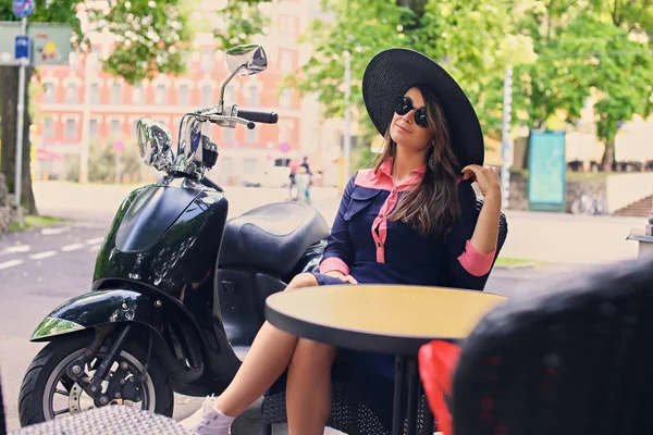 Femme à la mode dans les lunettes de soleil et chapeau ensoleillé — Photo