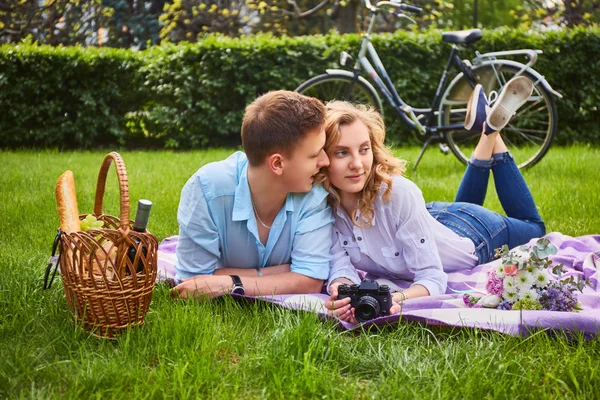 Пара використовує компактну фотокамеру на пікніку . — стокове фото